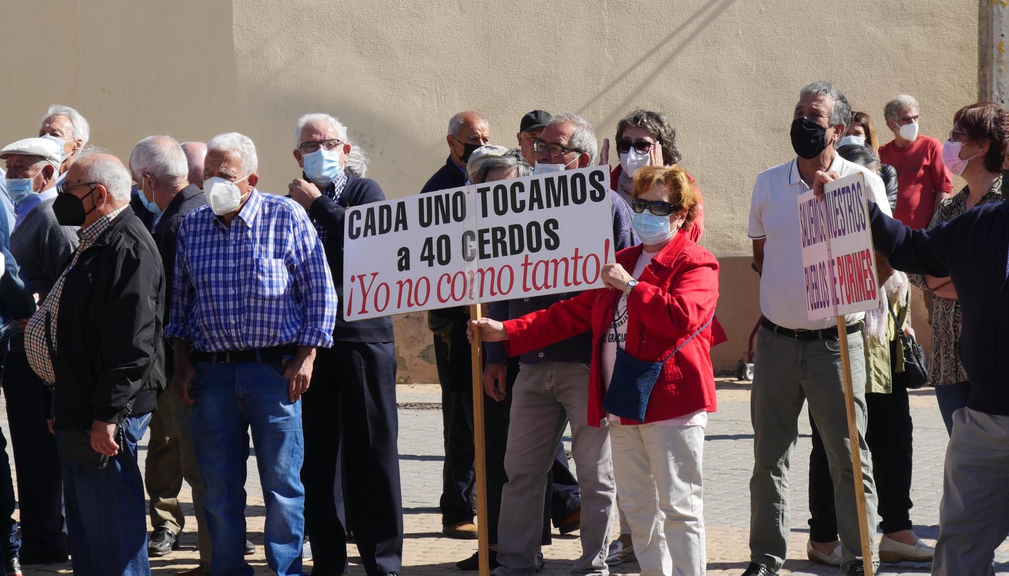 Acción contra la ganadería industrial en Faramontanos de Tábara (Zamora), una de las 60 localidades que se movilizaron contra este tipo de proyectos que atentan contra los suelos y los acuíferos.